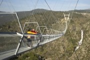 Adrenalina e espírito de equipa na ponte suspensa de Arouca